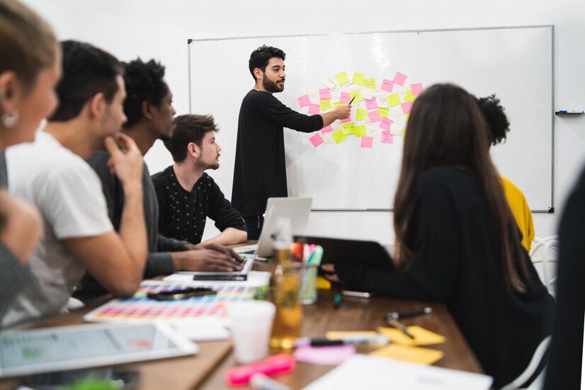 manager-leading-brainstorming-meeting_58466-11190